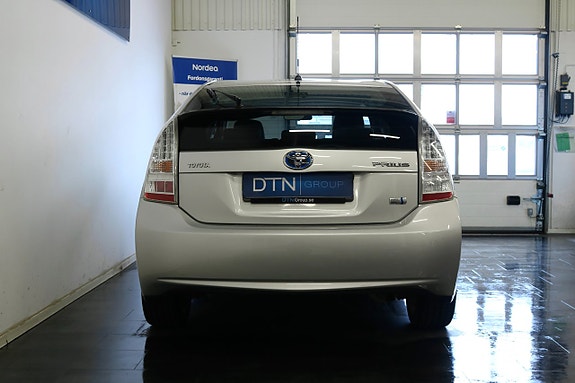 Toyota Prius 4 of 5