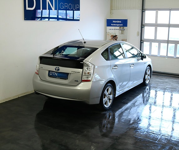 Toyota Prius 2 of 5