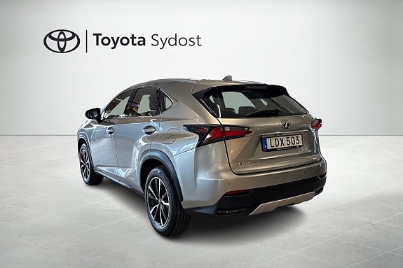 Lexus NX300h 8 of 10