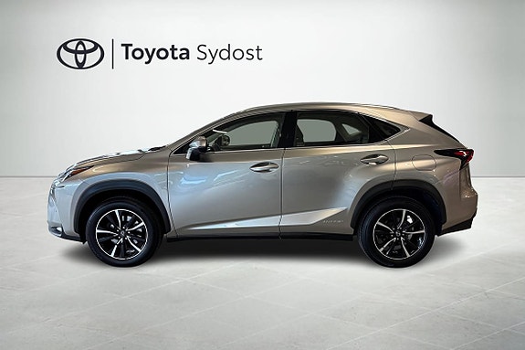 Lexus NX300h 2 of 10