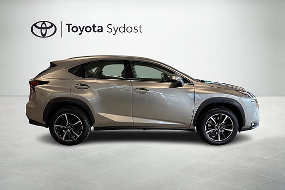 Lexus NX300h 7 of 10