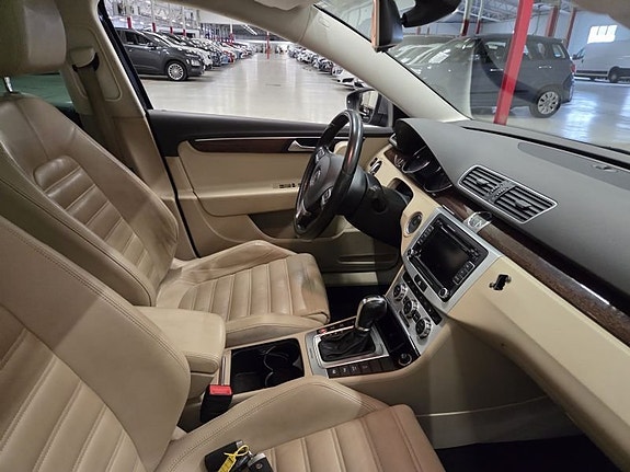 Volkswagen Passat Alltrack 4 of 5
