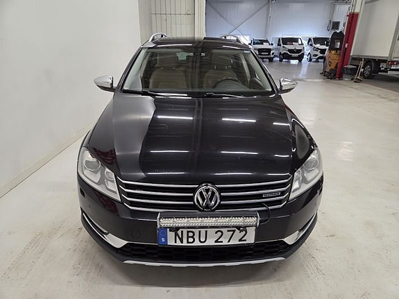 Volkswagen Passat Alltrack 2 of 5