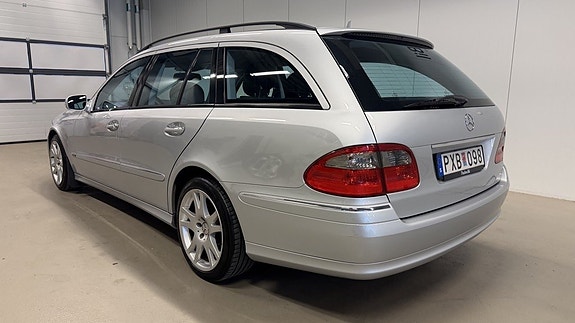 Mercedes-Benz E200 4 of 5