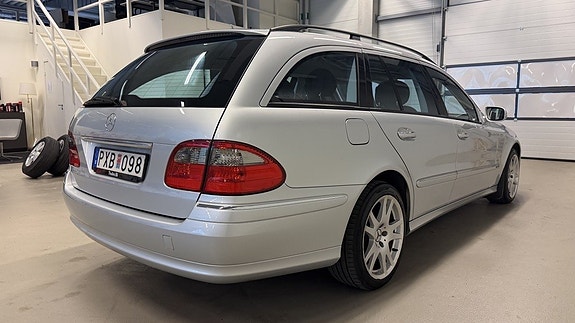 Mercedes-Benz E200 3 of 5
