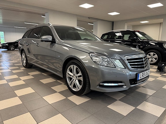 Mercedes-Benz E200 4 of 5