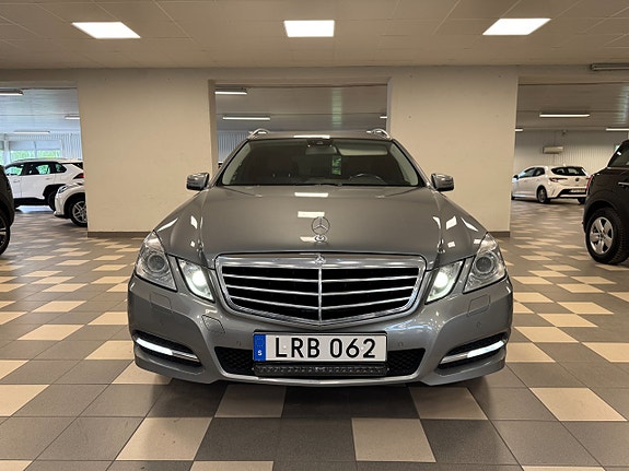 Mercedes-Benz E200 3 of 5