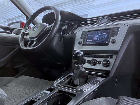 Volkswagen Passat 12 of 16
