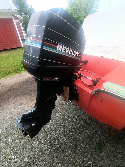 Motorbåt med 40hk Mercury samt enklare sjösättningsvagn 4 of 5