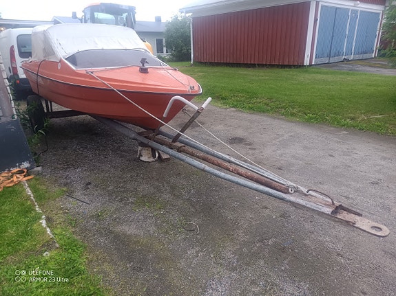 Motorbåt med 40hk Mercury samt enklare sjösättningsvagn 2 of 5