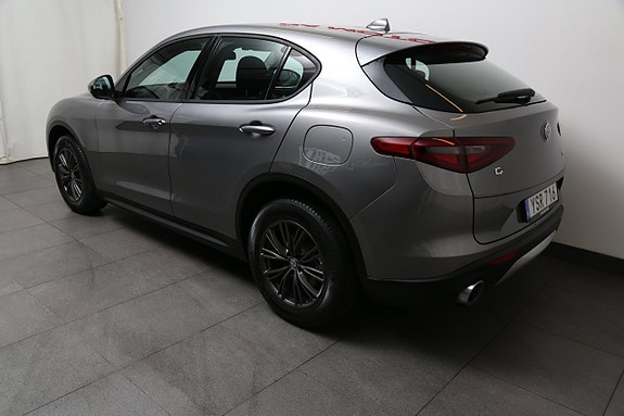 Alfa Romeo Stelvio 4 of 5