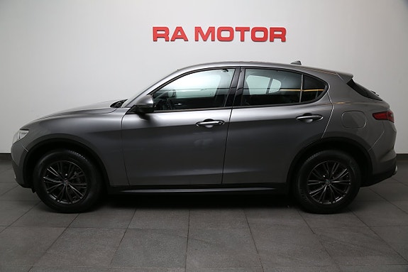 Alfa Romeo Stelvio 2 of 5