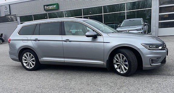 Volkswagen Passat 2 of 5