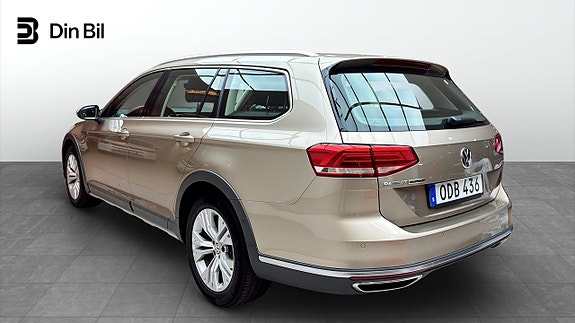 Volkswagen Passat Alltrack 3 of 5