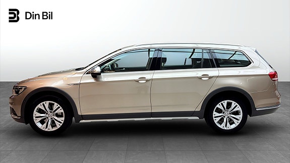 Volkswagen Passat Alltrack 2 of 5