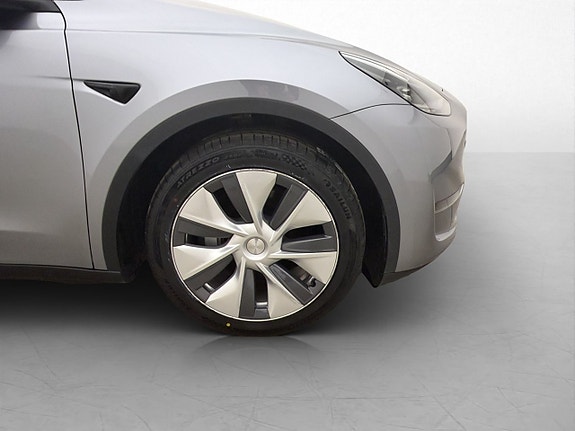 Tesla Model Y 29 of 30
