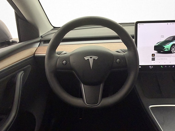 Tesla Model Y 23 of 30