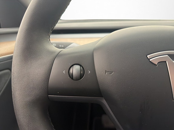 Tesla Model Y 22 of 30