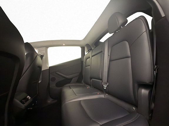 Tesla Model Y 25 of 30