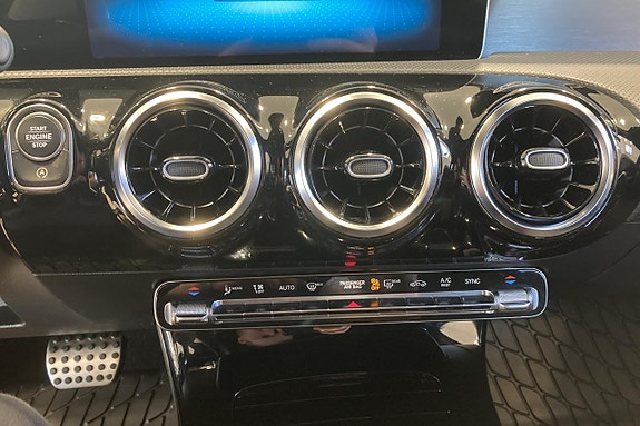 Mercedes-Benz CLA200 13 of 16