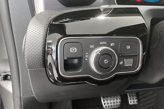 Mercedes-Benz CLA200 14 of 16
