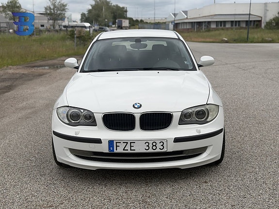 BMW 118d 2 of 5