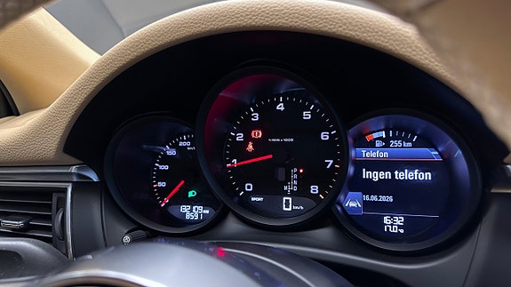 Porsche Macan 15 of 23