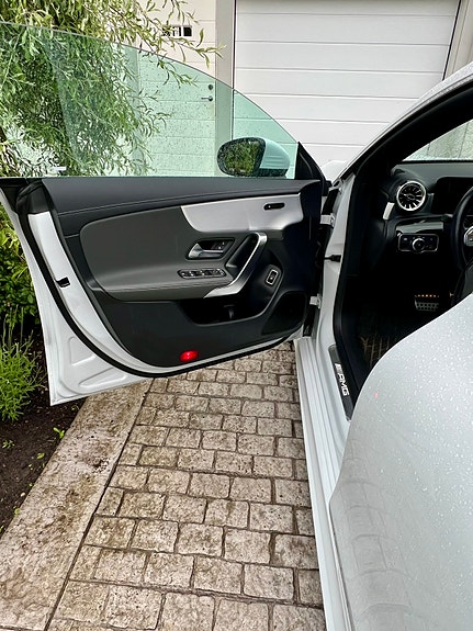 Mercedes-Benz CLA35 9 of 18