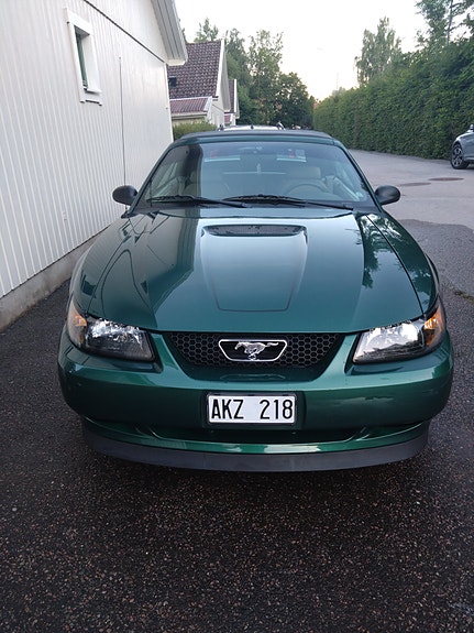 Ford Mustang 4 of 5