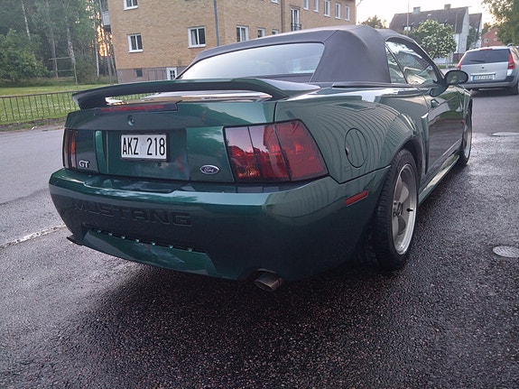 Ford Mustang 3 of 5