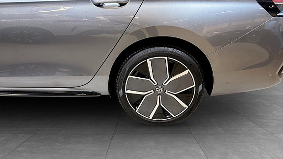 Volkswagen Passat 6 of 23