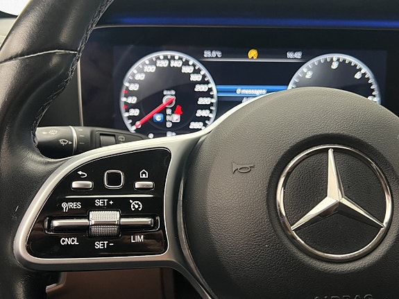 Mercedes-Benz E220 13 of 30