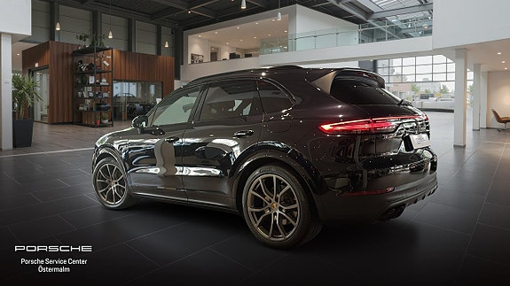 Porsche Cayenne 2 of 5