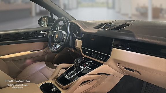 Porsche Cayenne 4 of 5