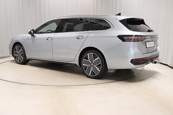 Volkswagen Passat 6 of 14