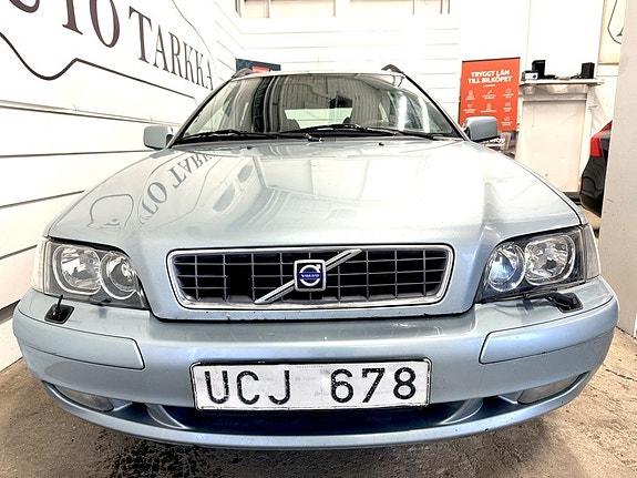 Volvo V40 2 of 5