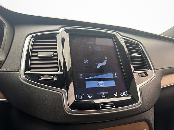 Volvo XC90 30 of 30