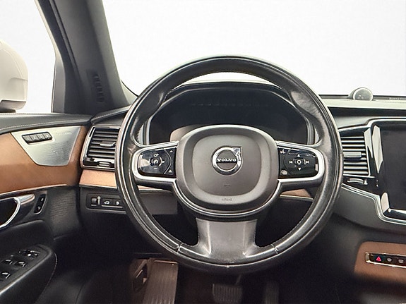 Volvo XC90 18 of 30
