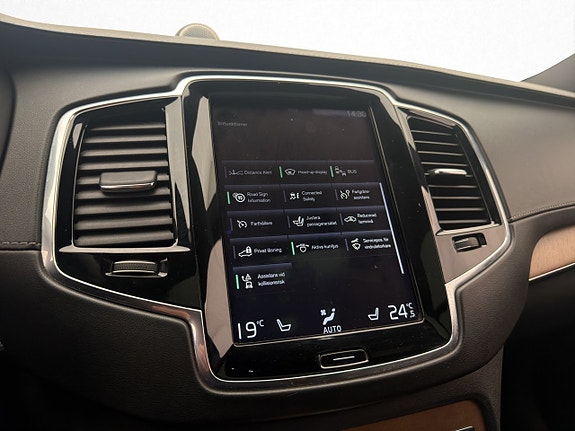 Volvo XC90 28 of 30