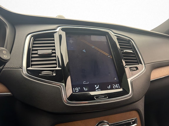 Volvo XC90 26 of 30