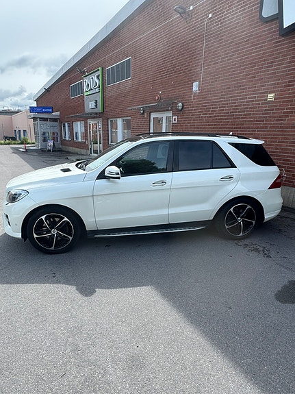 Mercedes-Benz ML350 5 of 5