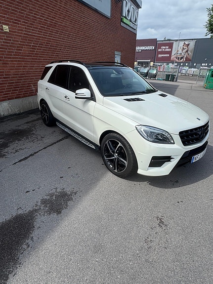 Mercedes-Benz ML350 2 of 5