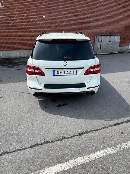 Mercedes-Benz ML350 6 of 16