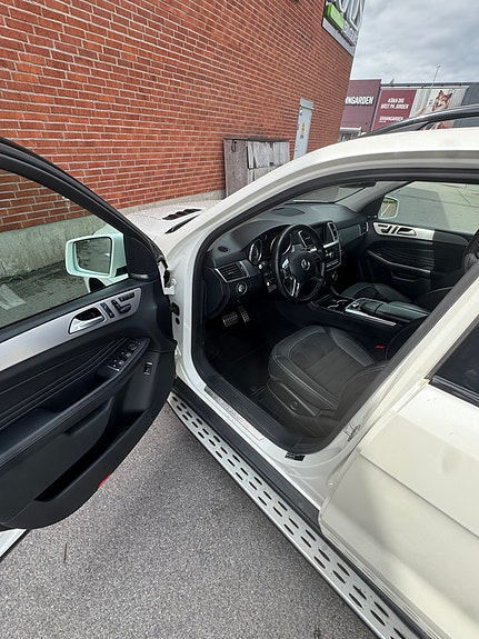 Mercedes-Benz ML350 11 of 16