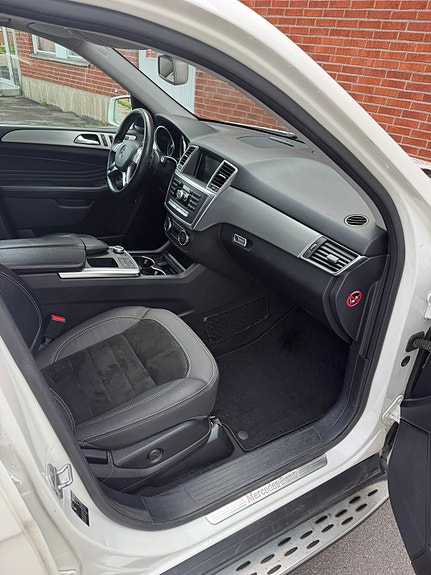 Mercedes-Benz ML350 13 of 16