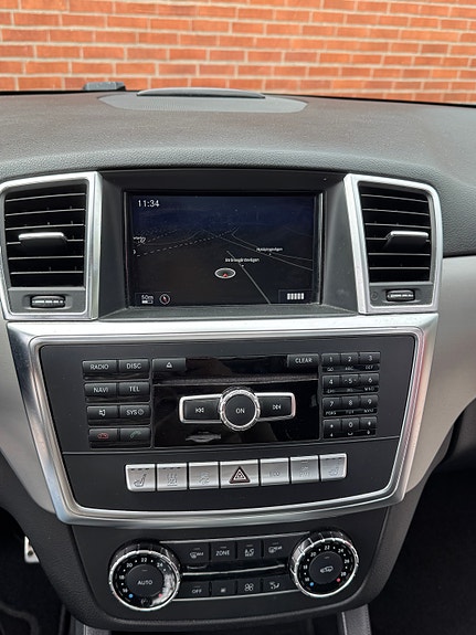 Mercedes-Benz ML350 10 of 16