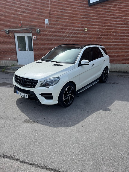 Mercedes-Benz ML350 4 of 5
