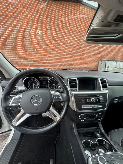 Mercedes-Benz ML350 9 of 16