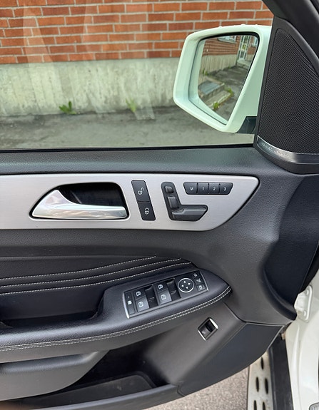 Mercedes-Benz ML350 12 of 16