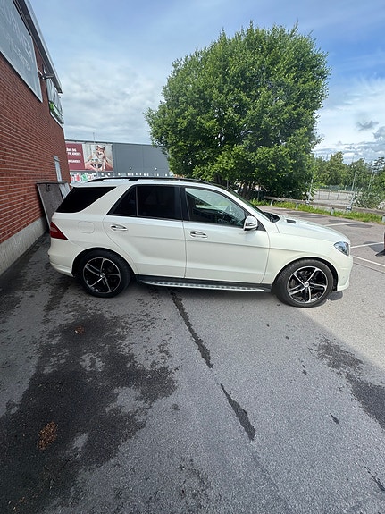 Mercedes-Benz ML350 3 of 5